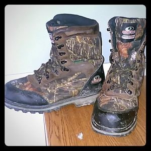 Mens size 9 Mossy Oak hunting boots